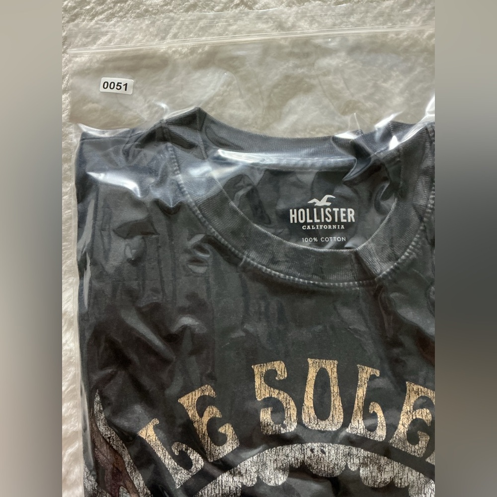 Hollister Black and Pink Short Sleeve Graphic Tee - Picture 7 of 7
